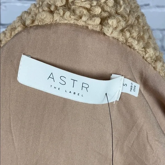 NWT Astr tan faux Sherpa coat small - Picture 5 of 5